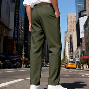 Vista posteriore di pantaloni casual larghi verde oliva da uomo in contesto urbano