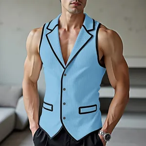 Detailaufnahme einer hellblauen Cordweste für Herren mit schwarzer Kontrastpaspel.