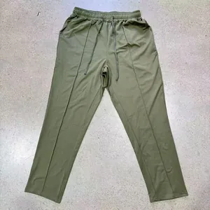 Dettaglio dei pantaloni casual da uomo verde oliva con coulisse e gamba dritta