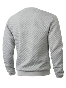 Vue arrière détaillée d'un sweat-shirt gris clair à col rond avec une texture matelassée.