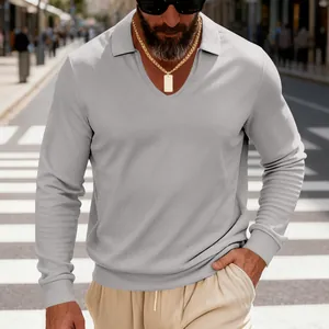 Vue détaillée d'un polo à manches longues en maille gaufrée grise pour homme, style urbain.
