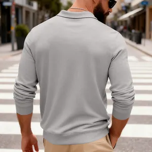 Détail de la texture maille gaufrée grise sur ce polo décontracté pour homme à manches longues