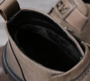Vue macro détaillée montrant la doublure chaude en polaire noire à l'intérieur des bottes Martin