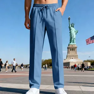 Dettaglio ravvicinato dei pantaloni azzurri da uomo a gamba dritta con vita elastica e coulisse