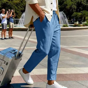 Dettaglio dei pantaloni casual blu a gamba dritta per viaggi rilassati all'aperto.