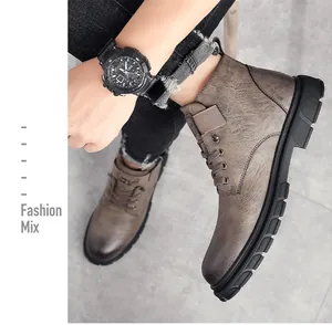 Vue détaillée des bottines Martin marron pour hommes avec semelle en caoutchouc durable