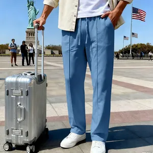 Pantaloni casual blu da uomo con taglio dritto in un contesto di viaggio all'aperto.