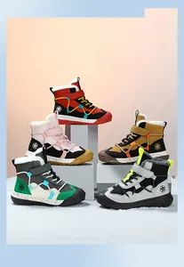 Kollektion bunter Kinder-Winterstiefel mit warmem Plüschfutter und rutschfesten Sohlen