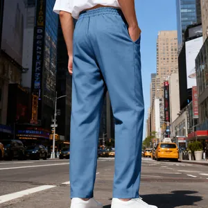 Vista posteriore di pantaloni casual da uomo a gamba dritta larghi in blu chiaro