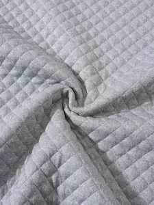 Vue macro de la texture du tissu en maille gaufrée grise pour sweat décontracté.