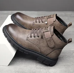 Vue macro détaillée des bottines Martin marron pour hommes avec texture cuir et semelle noire