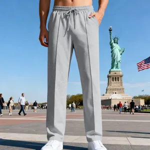 Pantaloni sportivi grigi larghi da uomo con coulisse elastica mostrati all'aperto