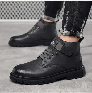 Gros plan de bottines Martin en cuir noir pour hommes montrant la texture et la sangle