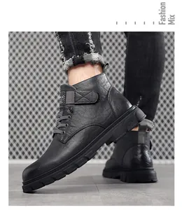 Vue latérale de bottes de travail noires pour hommes en cuir texturé avec semelle épaisse