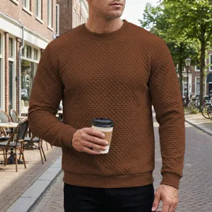 Sweatshirt marron classique pour homme avec col rond et texture gaufrée élégante