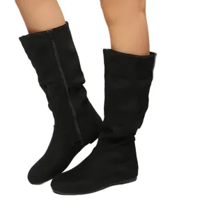 Elegante klassische schwarze Wildleder-Slouch-Stiefel mit flacher runder Kappe und Reißverschluss