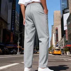 Vista posteriore di pantaloni casual da uomo grigi larghi in stile street