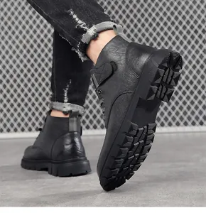 Gros plan sur les bottes Martin en cuir noir avec détail de semelle antidérapante