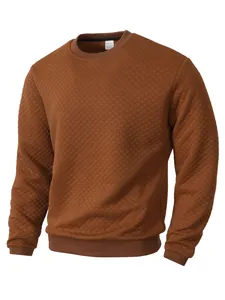 Vue rapprochée d'un sweat-shirt matelassé marron à col rond avec poignets élastiques