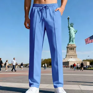 Dettaglio di pantaloni casual blu da uomo a gamba dritta con coulisse in un parco.