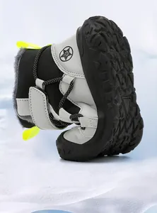 Flexible dick gefütterte Schneestiefel für Jungen mit robuster Gummisohle im Detail