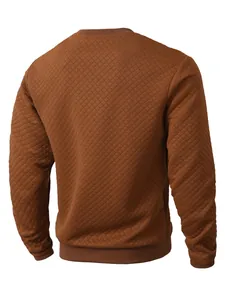 Vue arrière d'un sweat-shirt marron à manches longues avec une texture matelassée