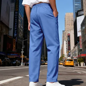 Vista posteriore pantaloni blu uomo, vestibilità comoda e dritta stile urbano casual