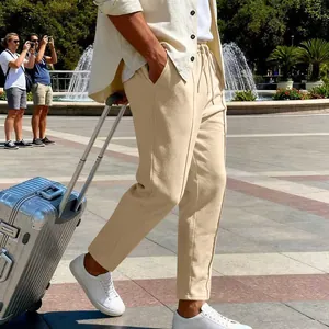 Vista laterale dei pantaloni casual beige da uomo in un elegante contesto di viaggio