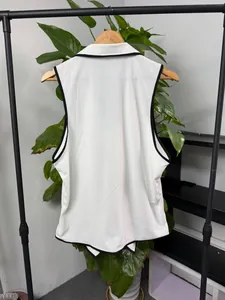 Detailansicht der Rückseite einer weißen Herren-Cordweste mit schwarzen Paspeln.