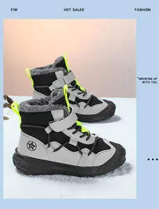 Seitenansicht von dick gefütterten Winter-Schneestiefeln für Kinder mit rutschfesten Sohlen
