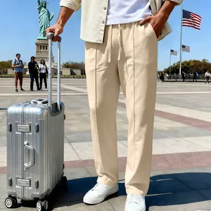 Dettaglio dei pantaloni casual beige da uomo a gamba dritta in una scena di viaggio