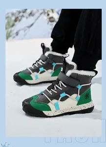 Detailansicht der warmen Jungen-Winterstiefel auf Schnee mit dickem Fellfutter-Detail