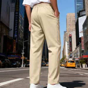 Vista posteriore di pantaloni casual da uomo a gamba dritta in un contesto urbano