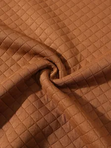 Gros plan macro sur la texture du tissu gaufré marron pour un sweat-shirt confortable