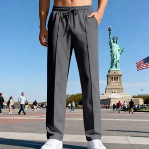 Dettaglio dei pantaloni sportivi larghi da uomo in grigio con lo sfondo di New York