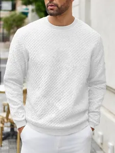 Vue détaillée de la texture gaufrée en losange blanche sur ce sweat-shirt pour homme.