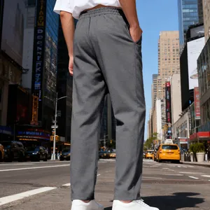 Vista posteriore dei pantaloni casual grigi da uomo, gamba dritta e vestibilità ampia