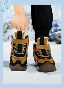 Detailansicht warmer Jungen-Schneestiefel mit Kunstfellfutter in winterlicher Umgebung.
