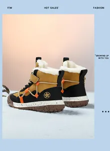 Detailansicht warmer Winterstiefel für Kinder mit Fleecefutter auf dem Schnee