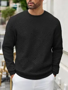 Vue détaillée d'un sweat-shirt noir pour homme avec une texture gaufrée et col rond élégant.