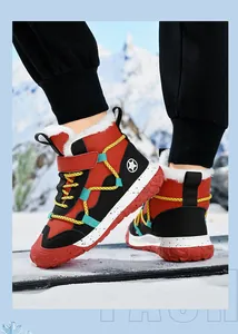 Detailansicht der Wintersneaker für Jungen in Rot und Schwarz auf winterlichem Schnee