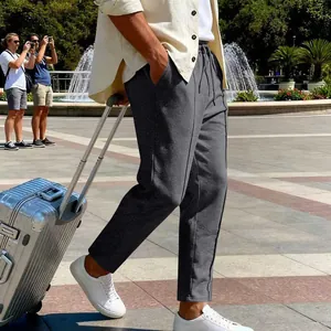 Dettaglio dei pantaloni casual da uomo grigio scuro, stile oversize a gamba dritta.