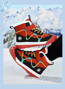 Warme Winter-Schneestiefel für Jungen in Rot und Schwarz mit Fleecefutter im Schnee