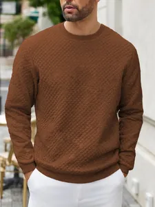 Vue détaillée d'un sweat-shirt marron à col rond et maille gaufrée pour homme en extérieur