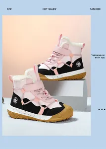 Hochwertige rosa-schwarze Winterstiefel für Kinder mit weichem Kunstfellfutter innen.