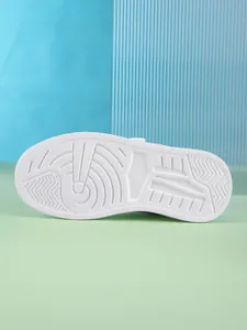 Close-up detail of the durable white non-slip sole for children's casual sneakers.