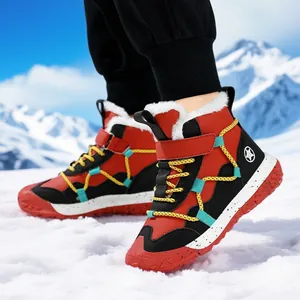 Rote und schwarze Jungen-Schneestiefel mit warmem Kunstfellfutter und Anti-Rutsch-Sohle