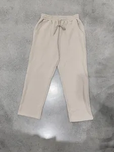Vorderansicht der schweren Waffelstrick-Herrenhose in Beige, locker und gerade Form