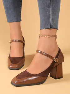 Primer plano de zapatos Mary Jane vintage de color marrón con tacón y punta cuadrada