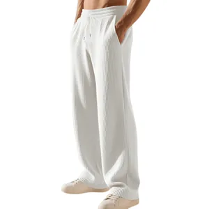 Vista dettagliata dei pantaloni bianchi a costine da uomo con coulisse regolabile in vita